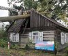 Przewrócone drzewo na budynek domu jednorodzinnego w Krukowie.